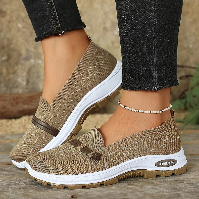Rena Slip-On Sneakers in Schwarz – leicht und atmungsaktiv für den Alltag