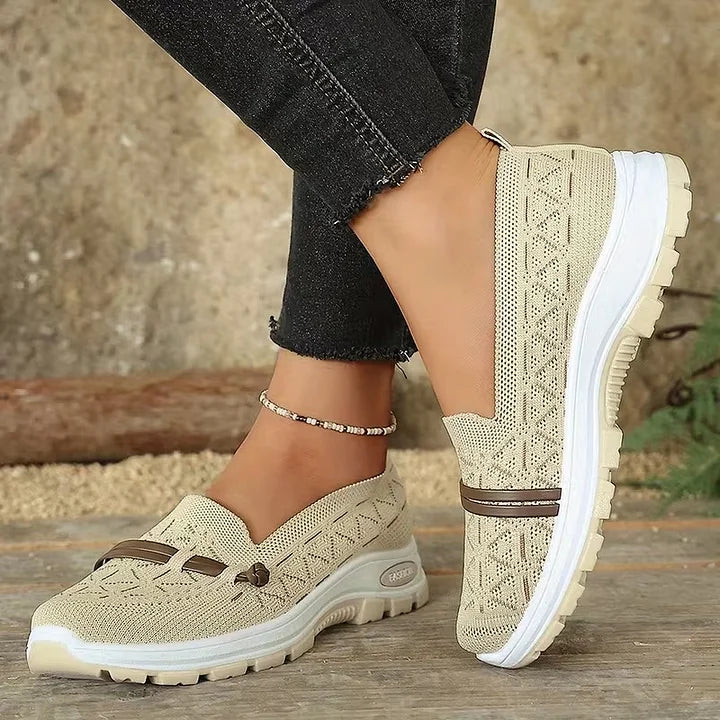 Rena rutschfeste Damen Sneakers – Seitenansicht mit strukturierter Laufsohle