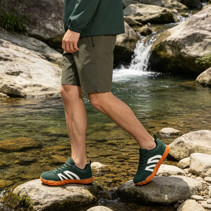 Rovik Sneaker Grau auf weißem Hintergrund, Gesamtansicht