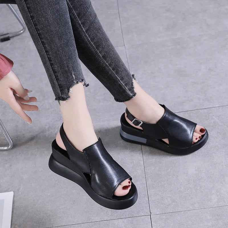 Selina Damensandalen Beige auf weißem Hintergrund – Studioaufnahme