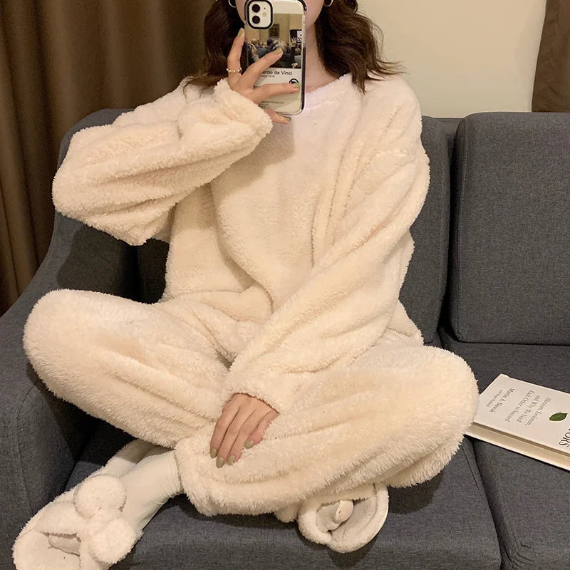Selva Damen Pyjama-Set als Nachtwäsche für kalte Abende