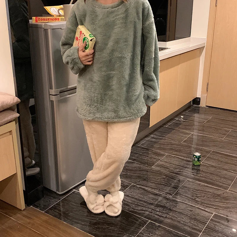 Lange Hose des Selva Damen Fleece-Pyjama-Sets in der Detailansicht
