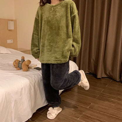 Selva Pyjama-Set getragen auf dem Sofa – Herbst-Loungewear