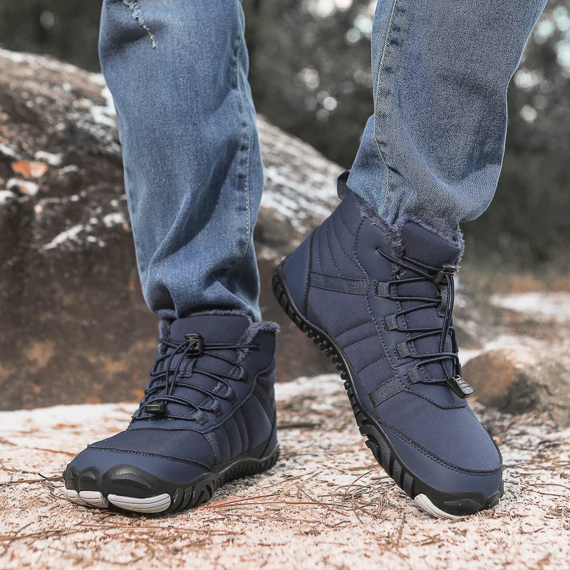 Torvyn Herren Wanderschuhe getragen bei winterlichem Outdoor-Outfit