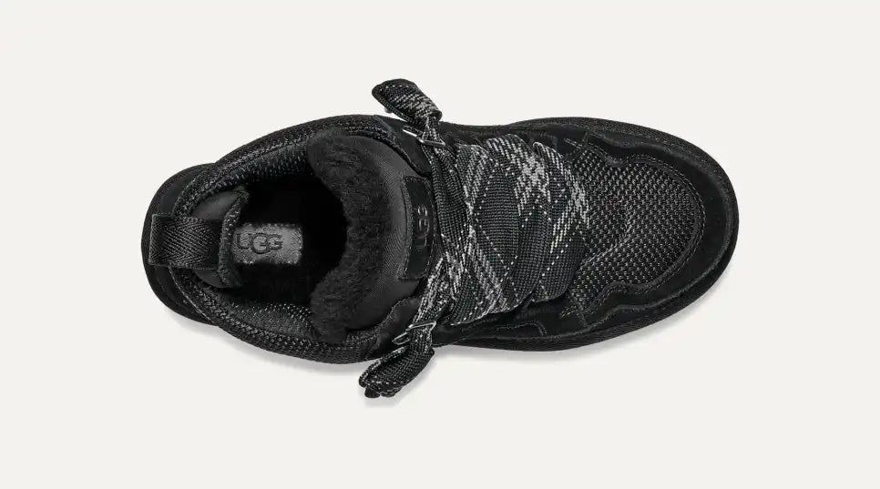 UGG Lowmel Sneaker Sand – Lifestyle-Aufnahme, getragen im Alltag
