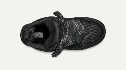 UGG Lowmel Sneaker Sand – Lifestyle-Aufnahme, getragen im Alltag