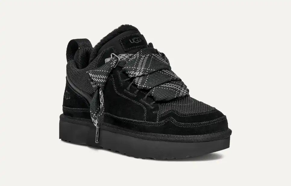 UGG Lowmel Sneaker Black – Schrägansicht, zeigt Retro-Silhouette und modernes Design