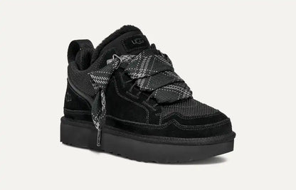 UGG Lowmel Sneaker Black – Schrägansicht, zeigt Retro-Silhouette und modernes Design