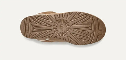UGG Lowmel Sneaker Chestnut – Seitenansicht mit Velours-Detail und UGG-Logolasche