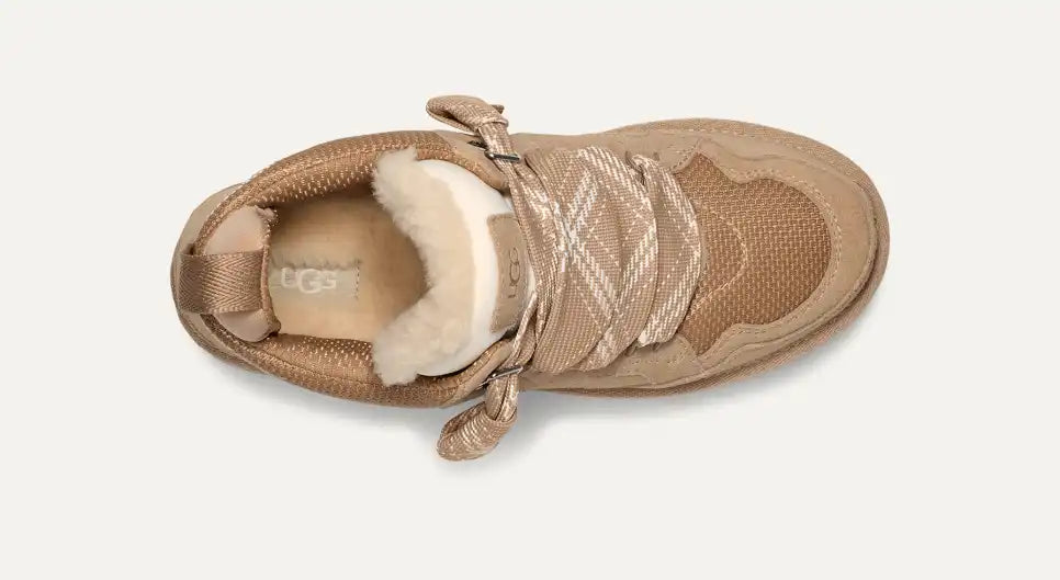 UGG Lowmel Sneaker Black – Vorderansicht mit übergroßer Zunge und zweifarbigen Schnürsenkeln