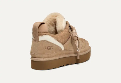 UGG Lowmel Sneaker Sand – Detailaufnahme der gewebten Fersenöse und gepolsterten Schaftrand