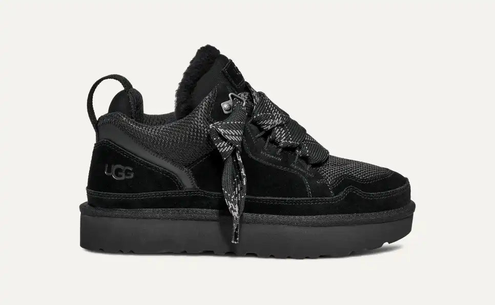 UGG Lowmel Sneaker Sand – Draufsicht mit flachen recycelten Polyester-Schnürsenkeln