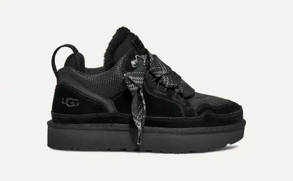 UGG Lowmel Sneaker Sand – Draufsicht mit flachen recycelten Polyester-Schnürsenkeln