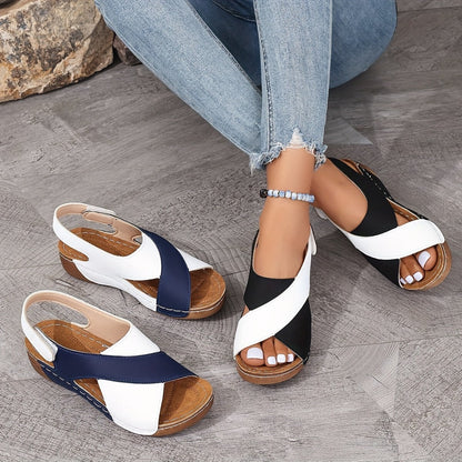 Valvera Keilsandalen Seitenansicht mit sichtbarem Neigungsdesign für Haltungskorrektur