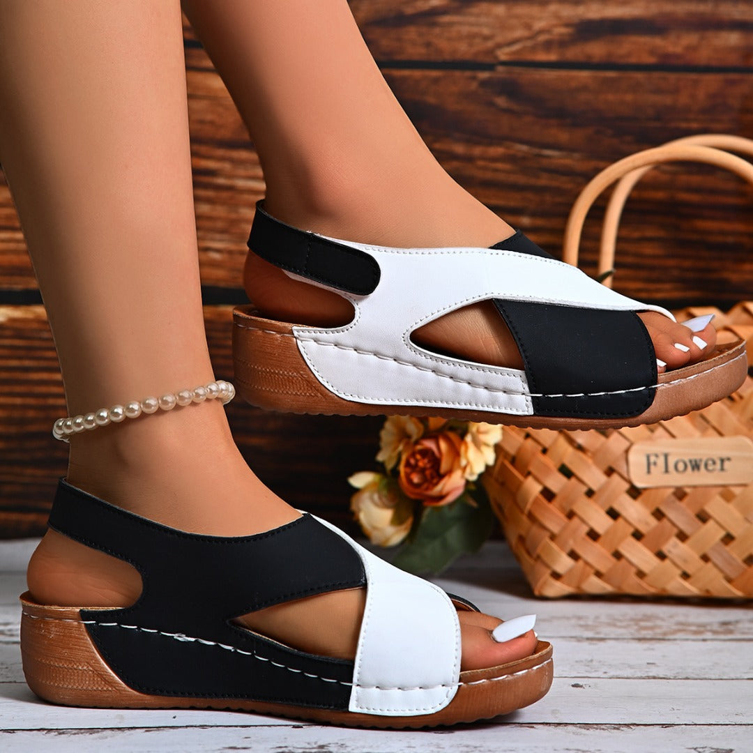 Valvera orthopädische Sandalen in Blau-Weiß auf weißem Hintergrund