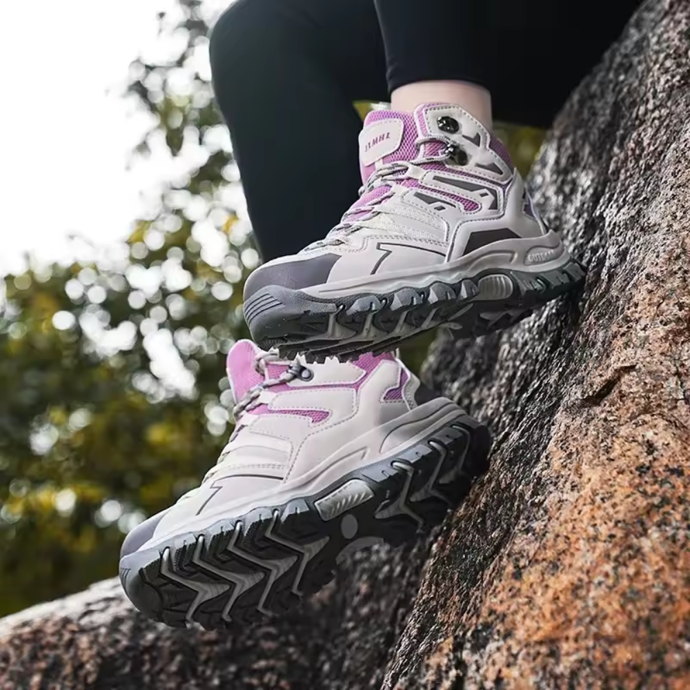 Vestra Damen Wanderschuhe Schwarz auf Bergpfad